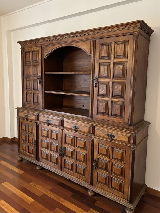 Móveis Antigos em Madeira Maciça