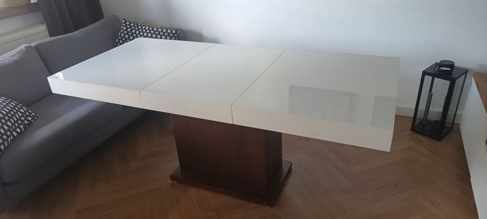 Stół do salonu biały