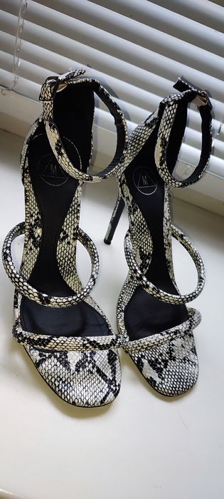 Босоножки змеиный принт