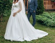Атласна весільна сукня