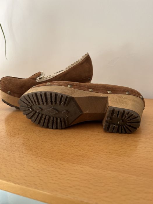 Sapatos semi novos camurça