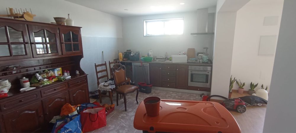 Móvel louceiro em castanho com 1,40*180, parte de cima em vidro