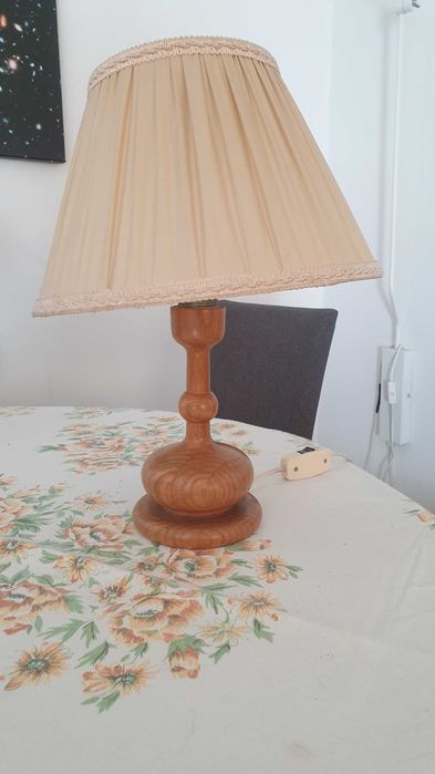 Lampka nocna lub na komodę z abażurem.