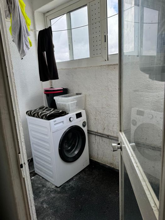 Quarto compartilhado frente Estacão de metro via rapida viso