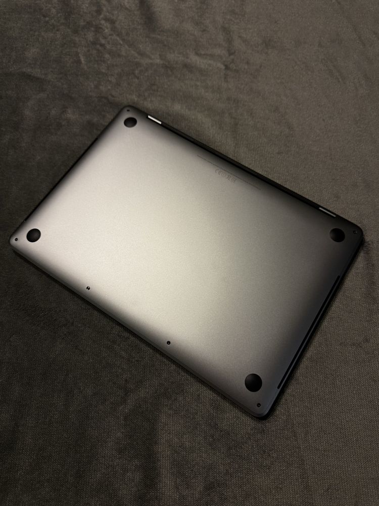 MacBook Pro 13" i5/8GB/256GB SSD 4x Thunderbolt 3, bateria 84 cykle