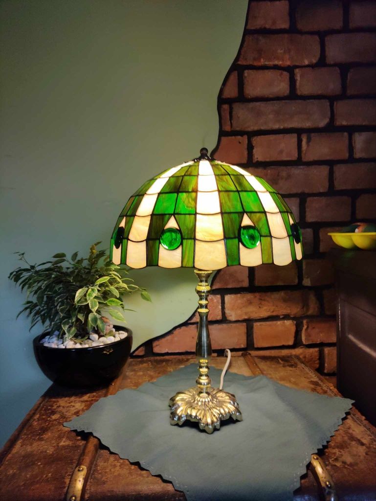 Lampa nocna ,witrażowa z zielonymi oczkami