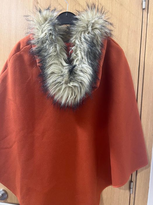 Capa com capuz em pelo