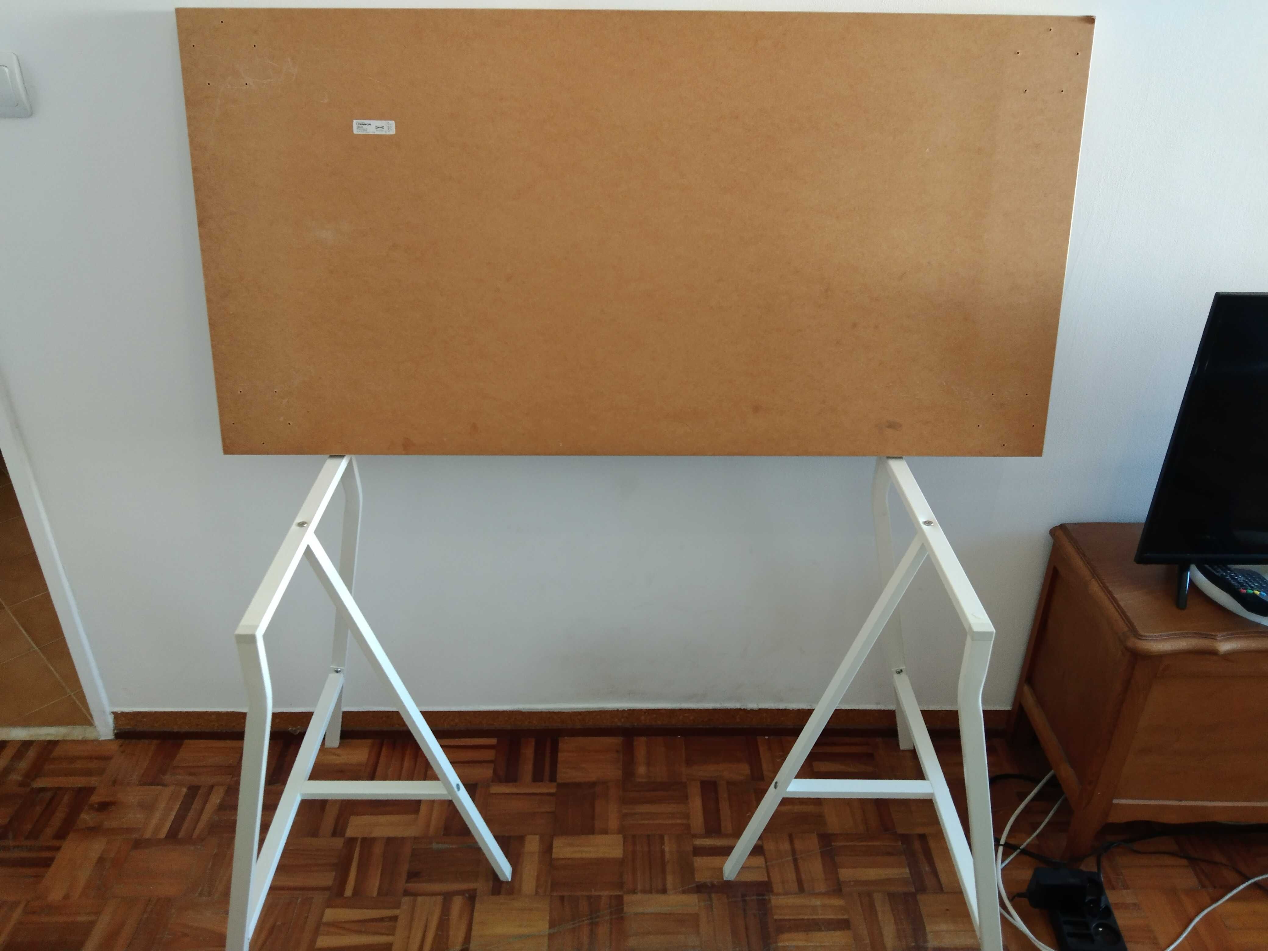 mesa/secretária com suportes