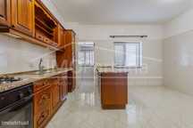 Apartamento T5 convertido em T3 em São João do Estoril
