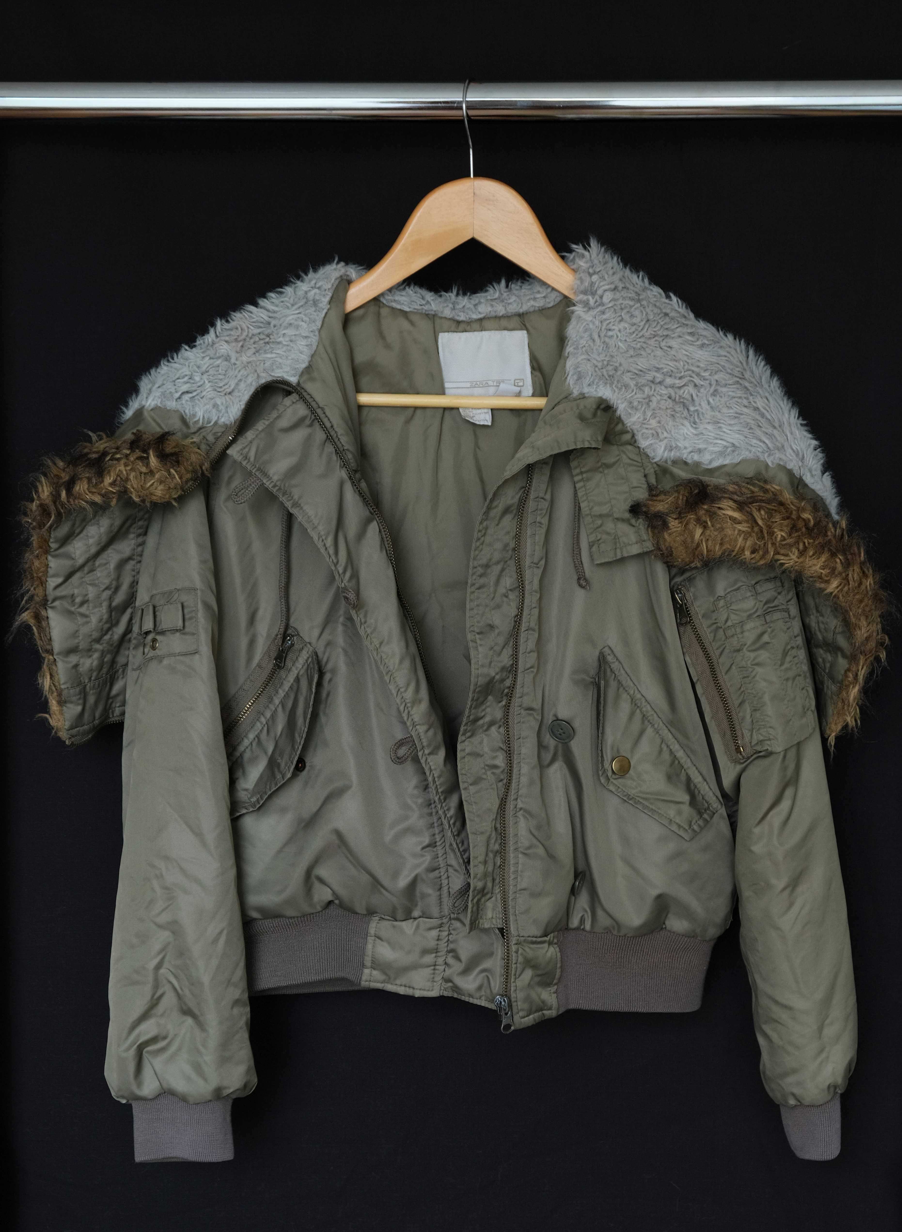 Коротка куртка кольору хакі від Zara з кишенями. Розмір S.
