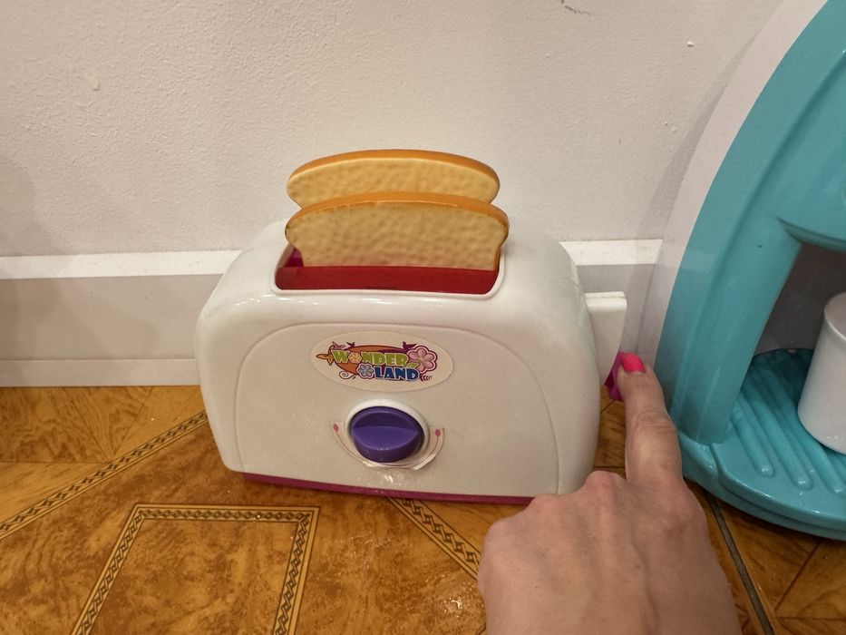 Кухонна техніка: тостер та кавомашина