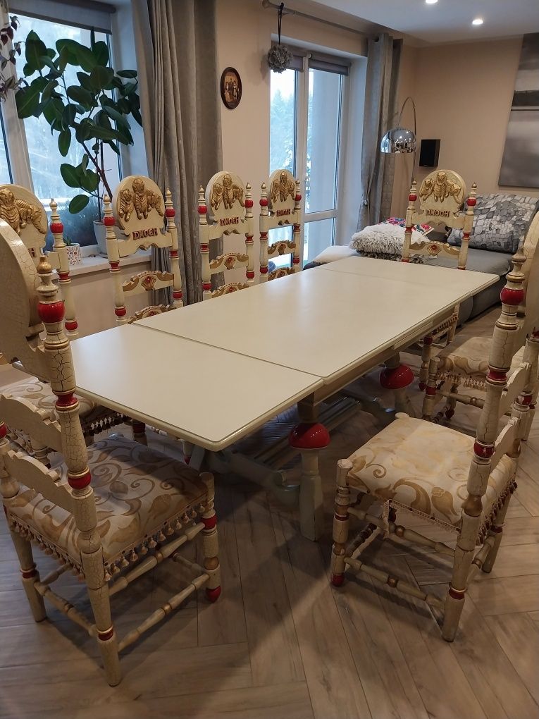 Elegancki stół z krzesłami