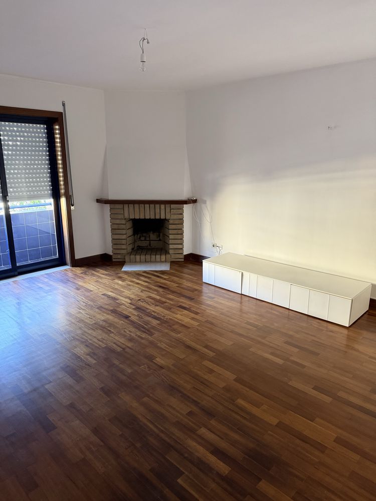 Apartamento T2 + 1 com 2 Lugares de garagem e arrumos