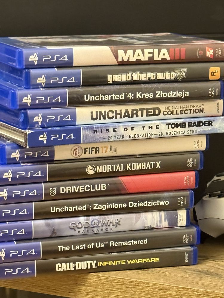 PS4 звияайна зі всіма іграми і двома геймпадами
