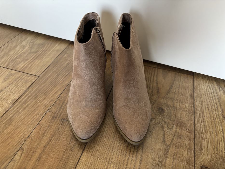 Beżowe botki na słupku 36 zamsz