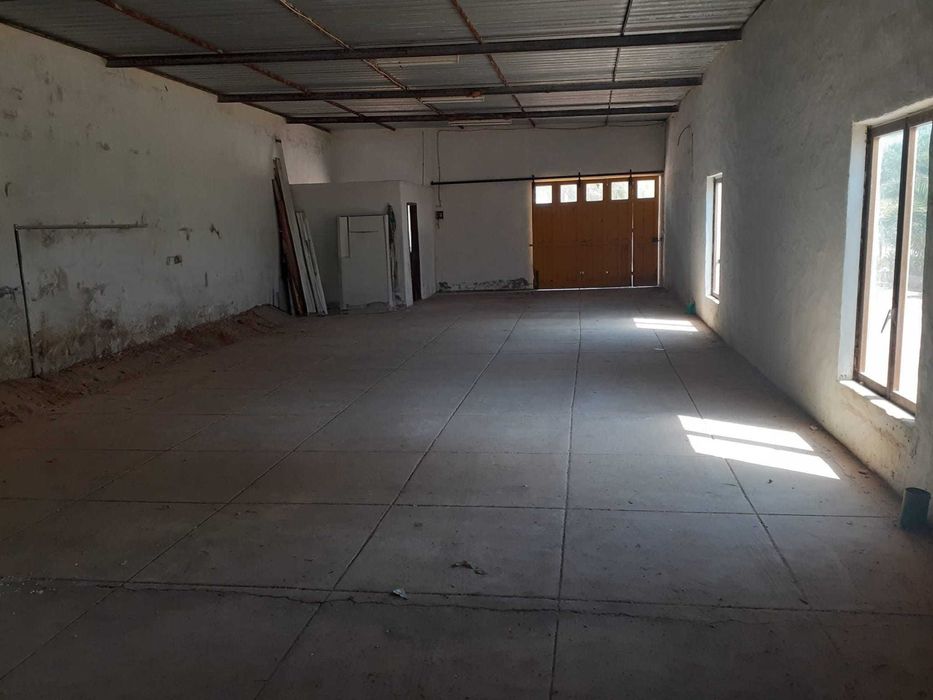 Aluga-se armazém em Alcantarilha / Warehouse to rent in Alcantarilha