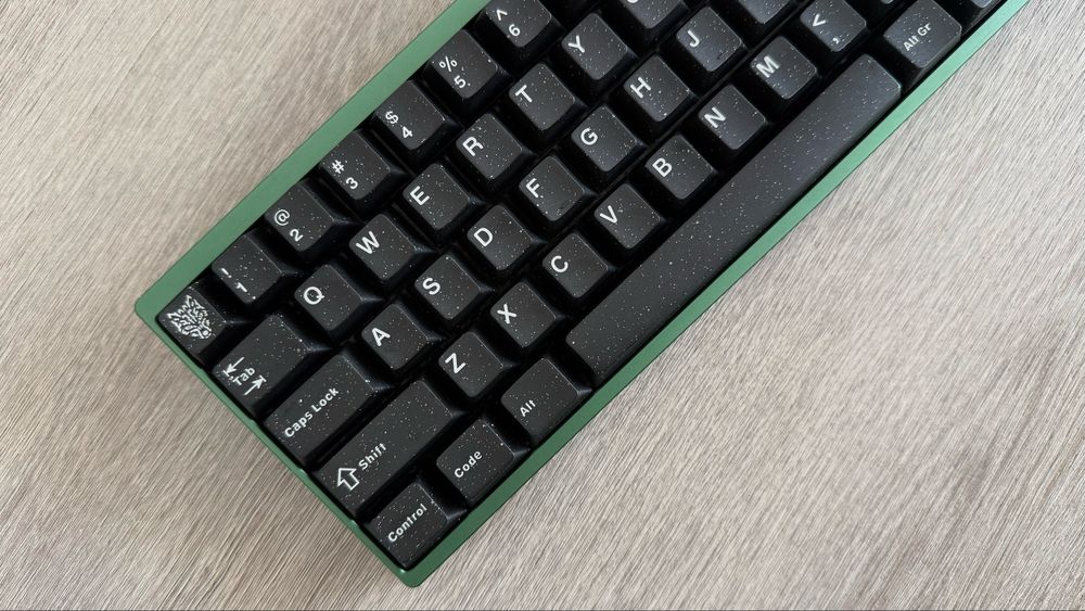 Qwertykeys Neo 65 кастомна механічна клавіатура три режими карбон мідь
