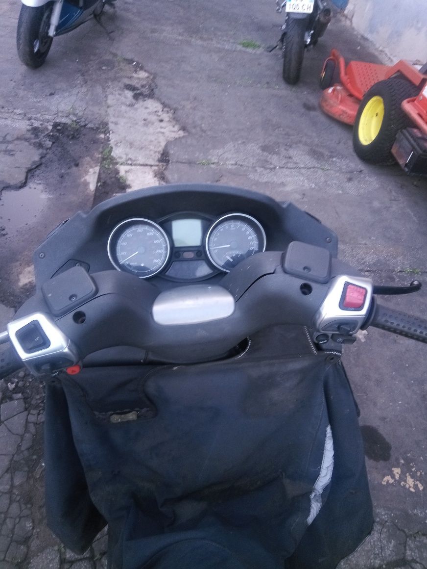 Rama z dokumentami z dokumentacja Piaggio MP3 125