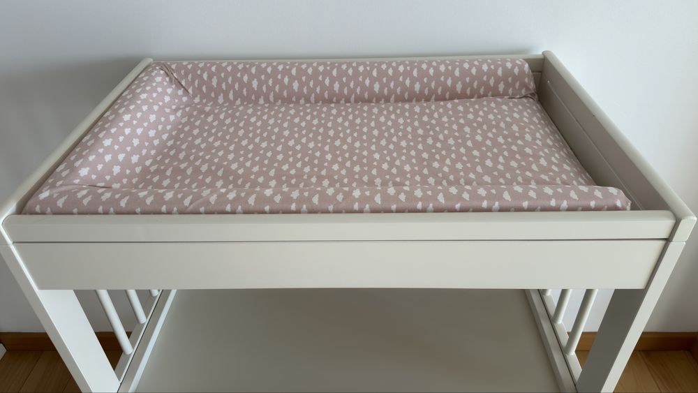 Cama com trocador e muda fraldas Ikea