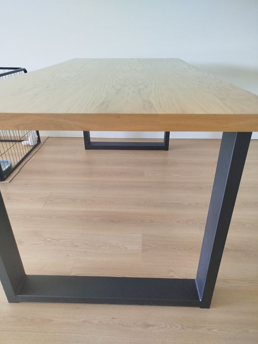 Stół drewniany z metalowymi nogami