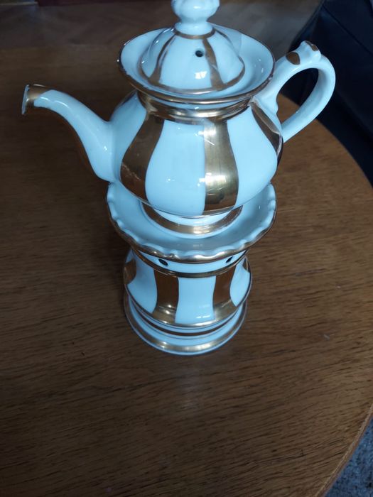 Porcelanowy czajnik do parzenia herbaty