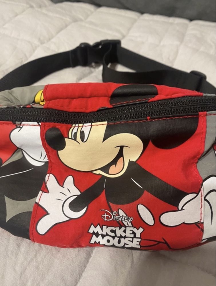Bolsa de cintura Mickey marca Zara