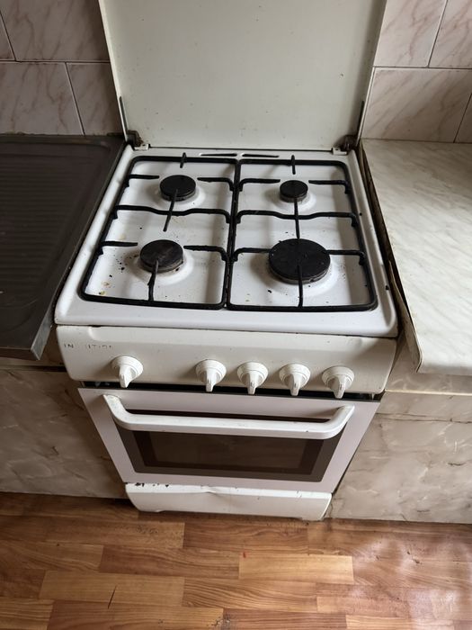 Газова пліта в гарному стані у білому кольорі