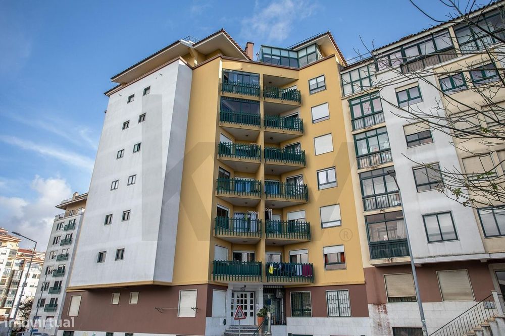 T3 com 2 Varandas, Parqueamento e Arrecadação – Massamá Norte