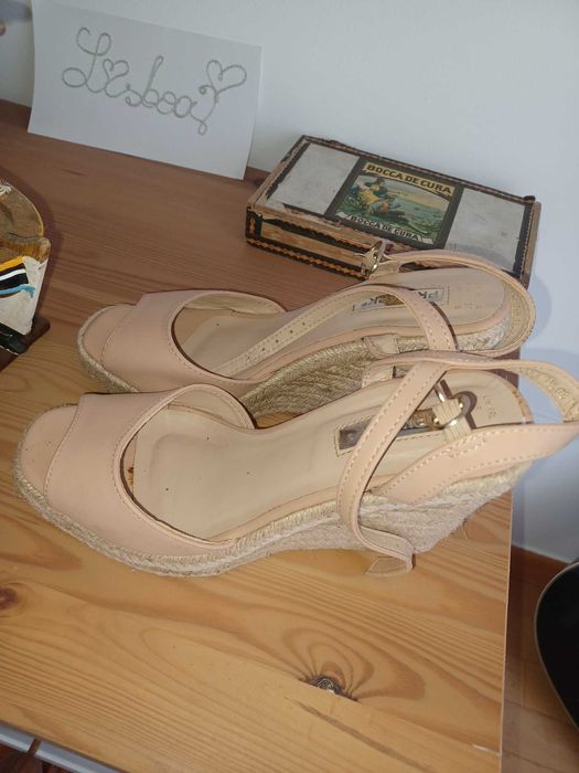 Sandálias de cunha nude