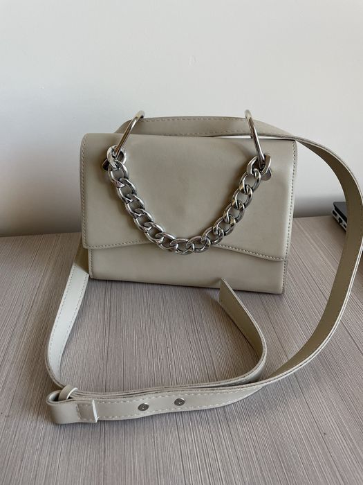 Бежева сумка Famo через плече з ланцюжком