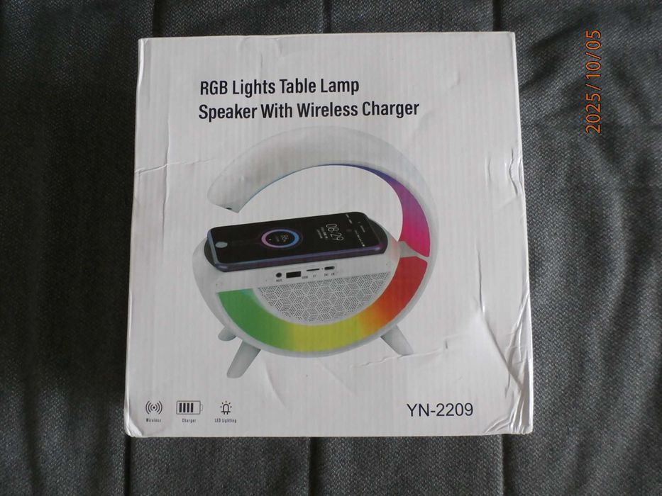 Lampka Led Rgb z głośnikiem i ładowarką indukcyjną.