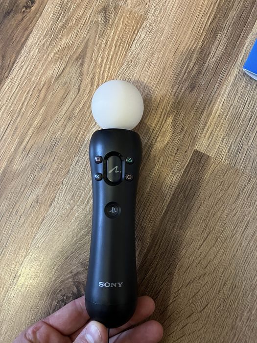 Okulary VR Playstation z kamerą i jednym kontrolerem .