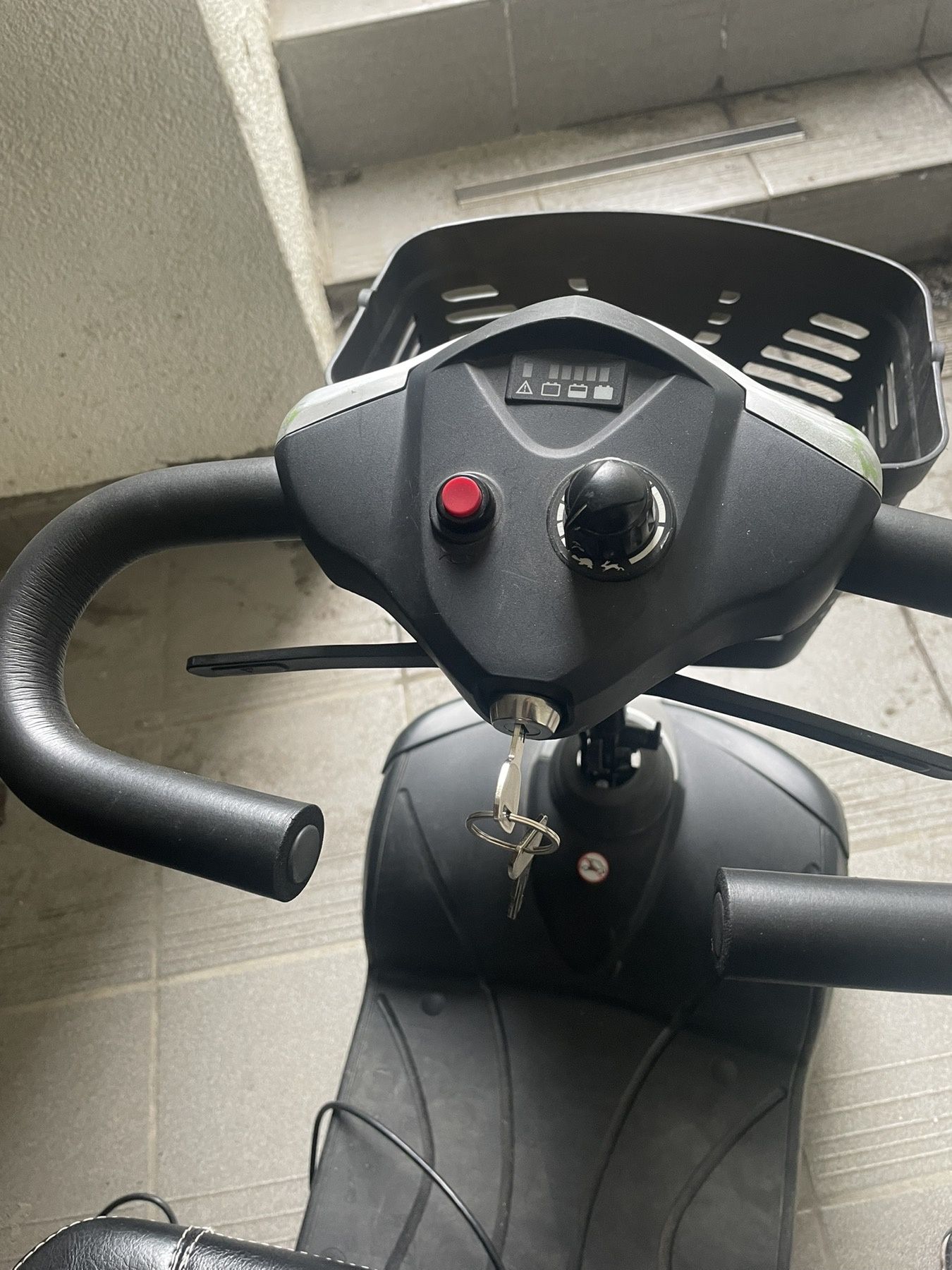 Складний Електроскутер Invacare Colibri для літніх та маломобільних