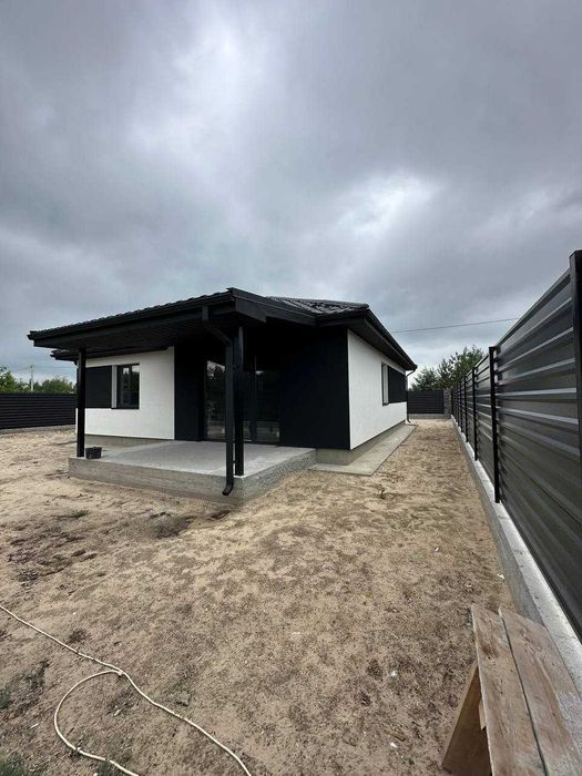 Одноповерховий будинок в Дмитрівці поруч ліс та центральна дорога