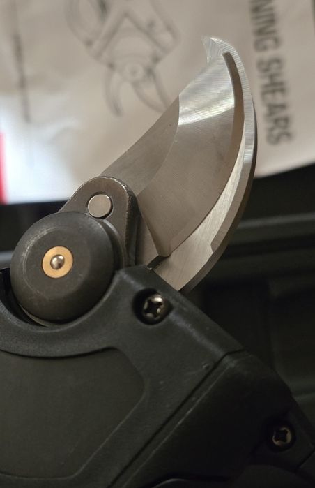 Tesoura de Poda Eléctrica Nova com 3x Baterias, 2 x de 21V e 1 x 48V.