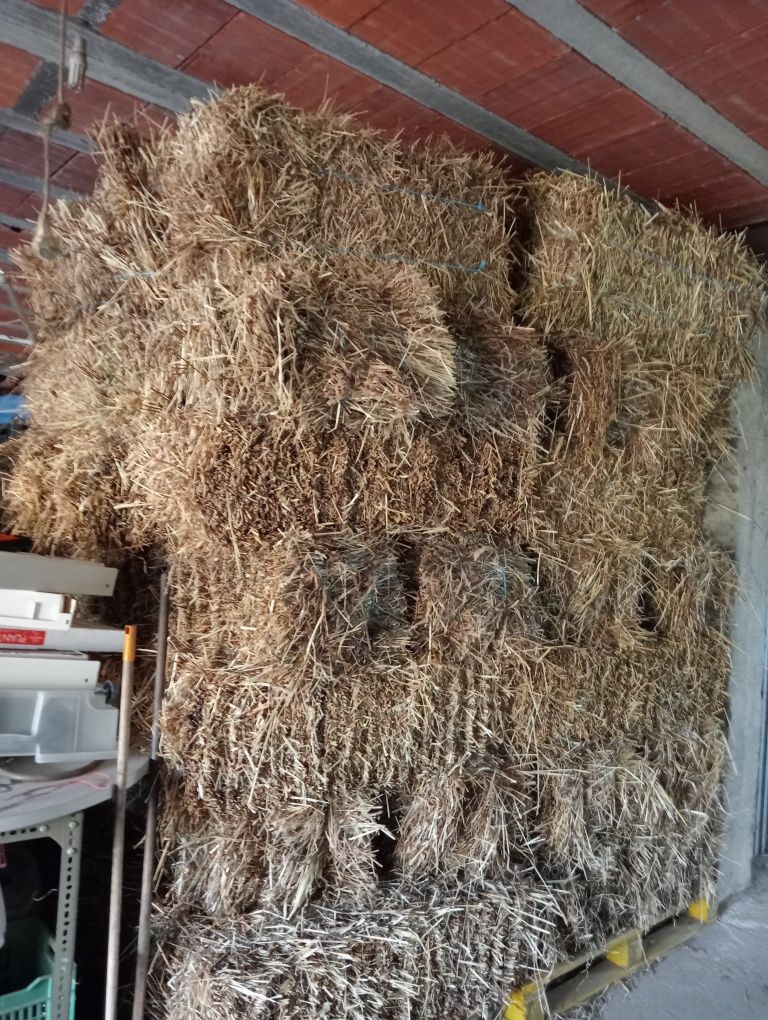 Vendo fardos de palha