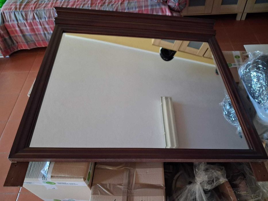 Espelho com moldura em madeira 105cmX105cm