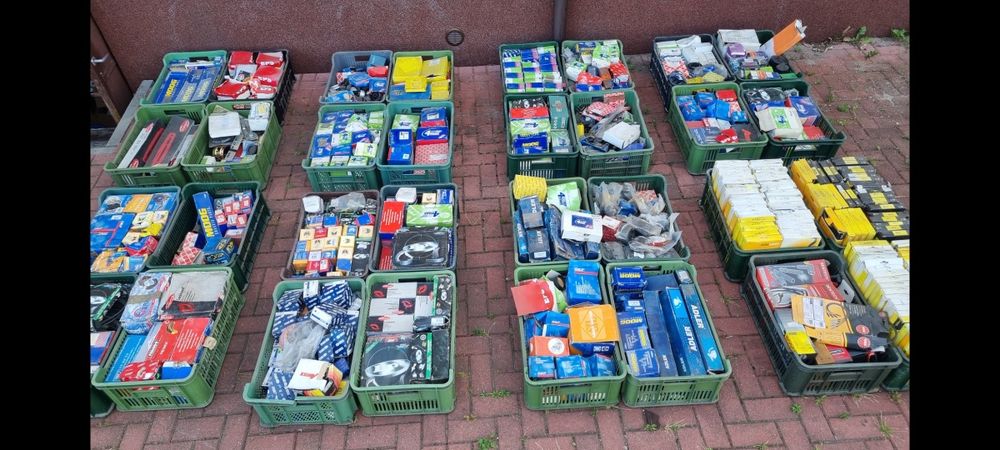 Pakiet box zwroty palety nowych części z hurtowni do handlu biznes