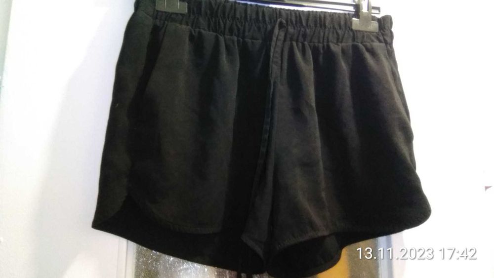 AMISU czarne krótkie spodenki 38