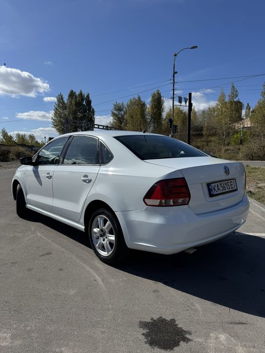 Volkswagen Polo 2015 года выпуска.