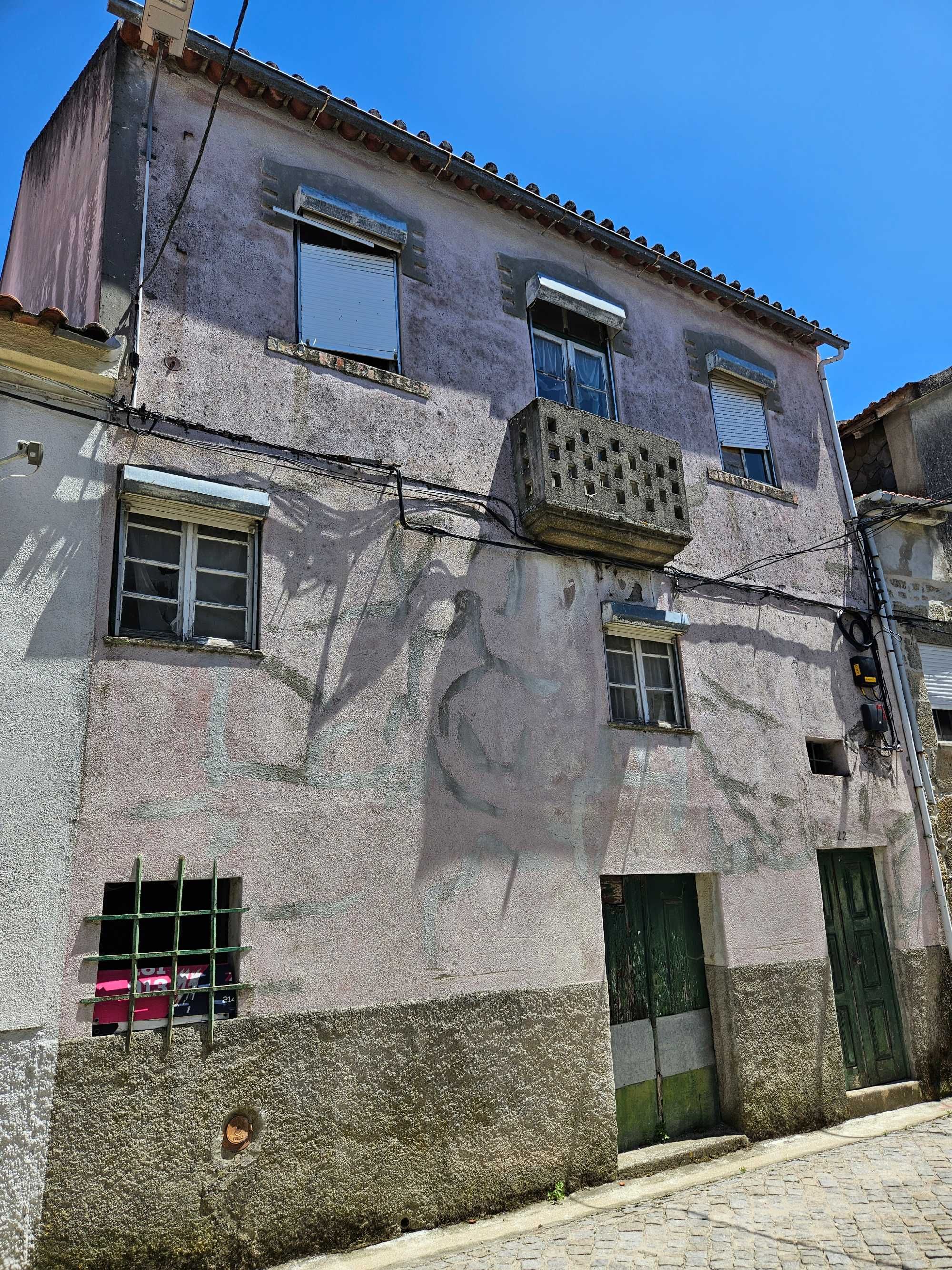 Prédio com terreno em Melo (Gouveia)