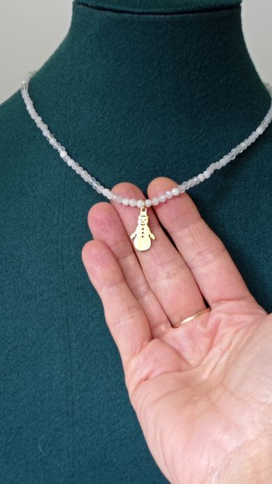 Krótki naszyjnik damski z zimowym bałwankiem