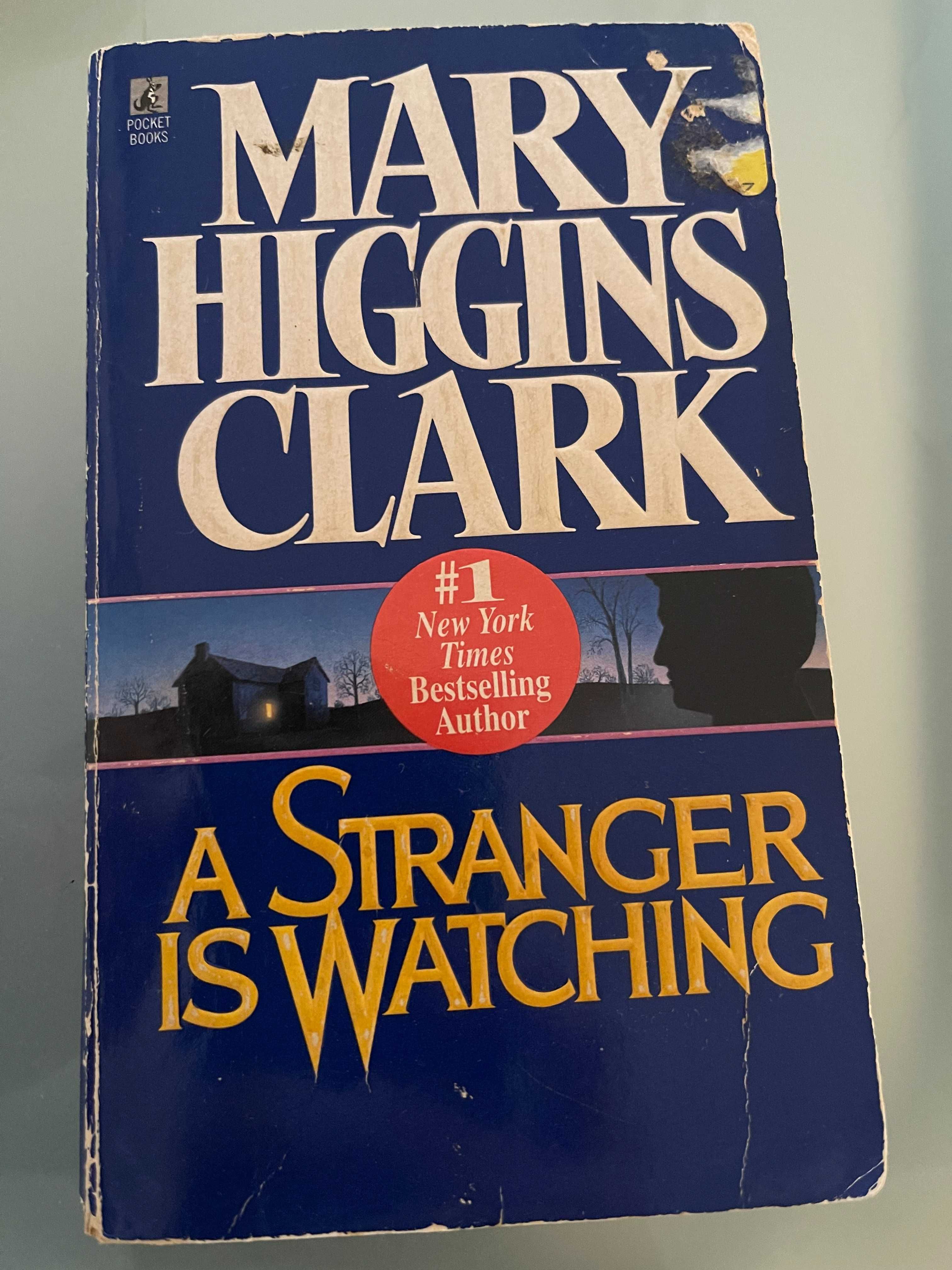 Mary Higgins Clark - A Stranger is watching