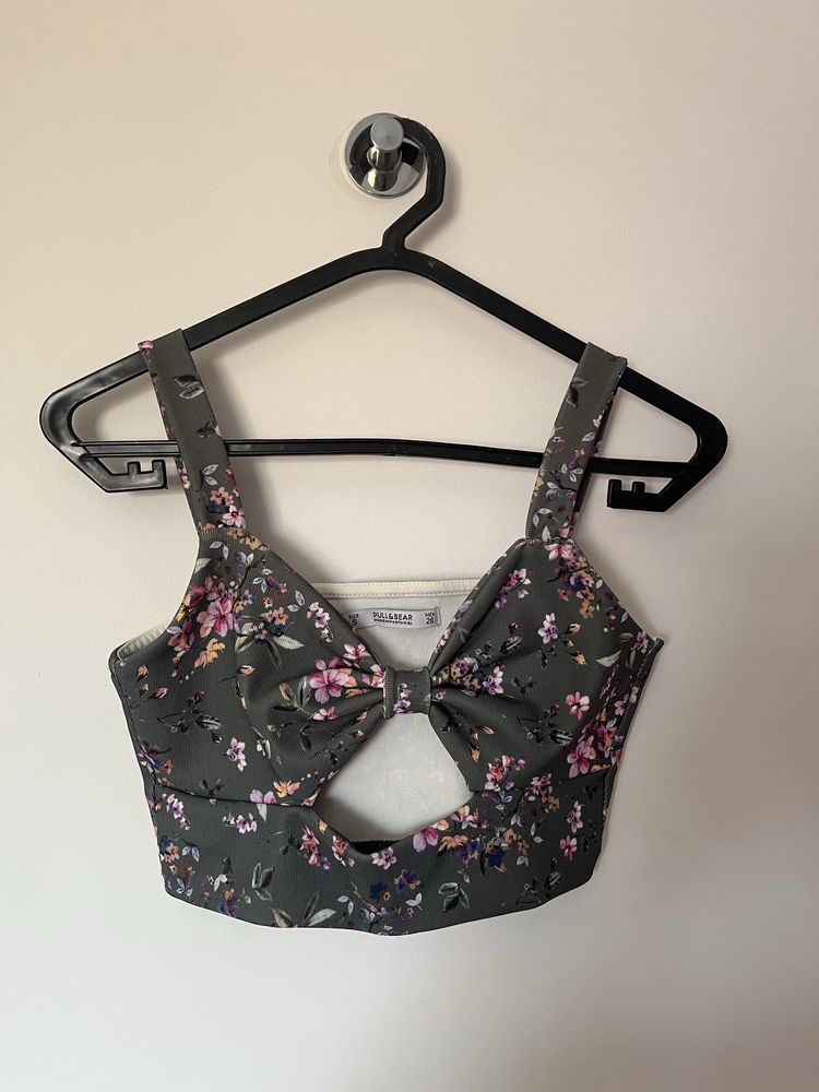 Top verde com flores da pull and bear