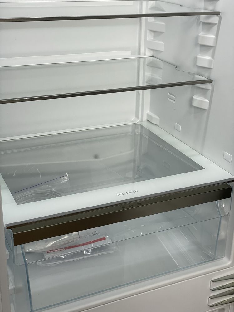 Premium Вбудований холодильник Miele KFN 7734