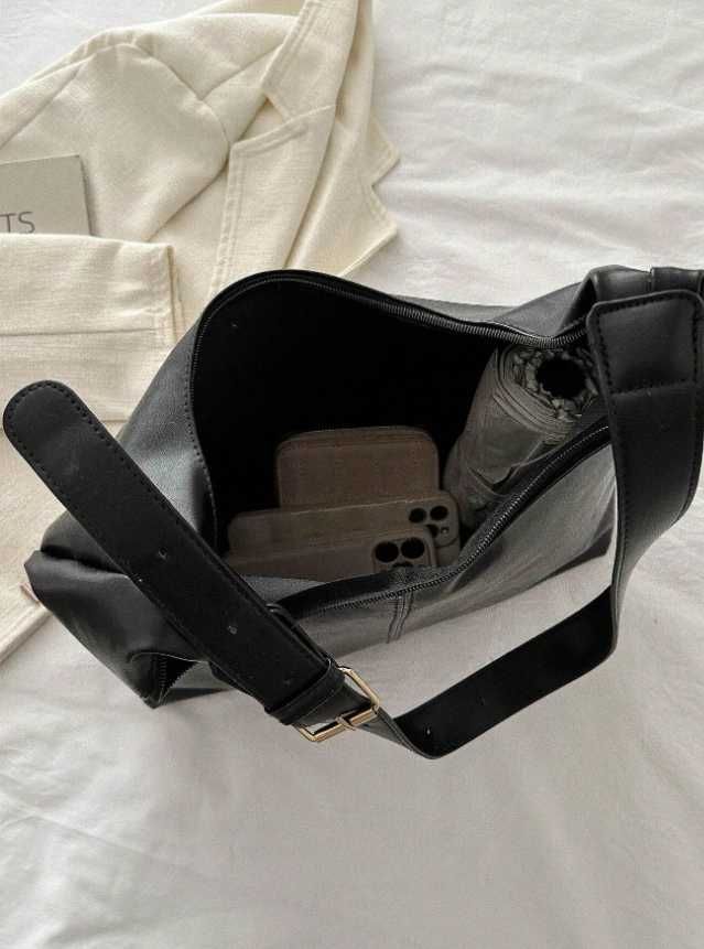 Czarna torebka hobo na ramię skórzana elegancka pojemna + GRATIS