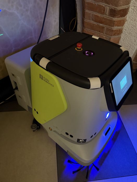 Robot sprzątająco- szorujący PUDU CC1