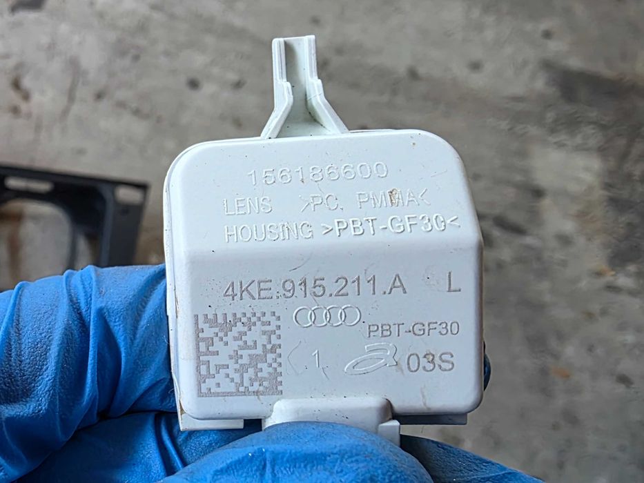 Корпус і деталі лючка зарядного порта Audi e-tron ліва сторона