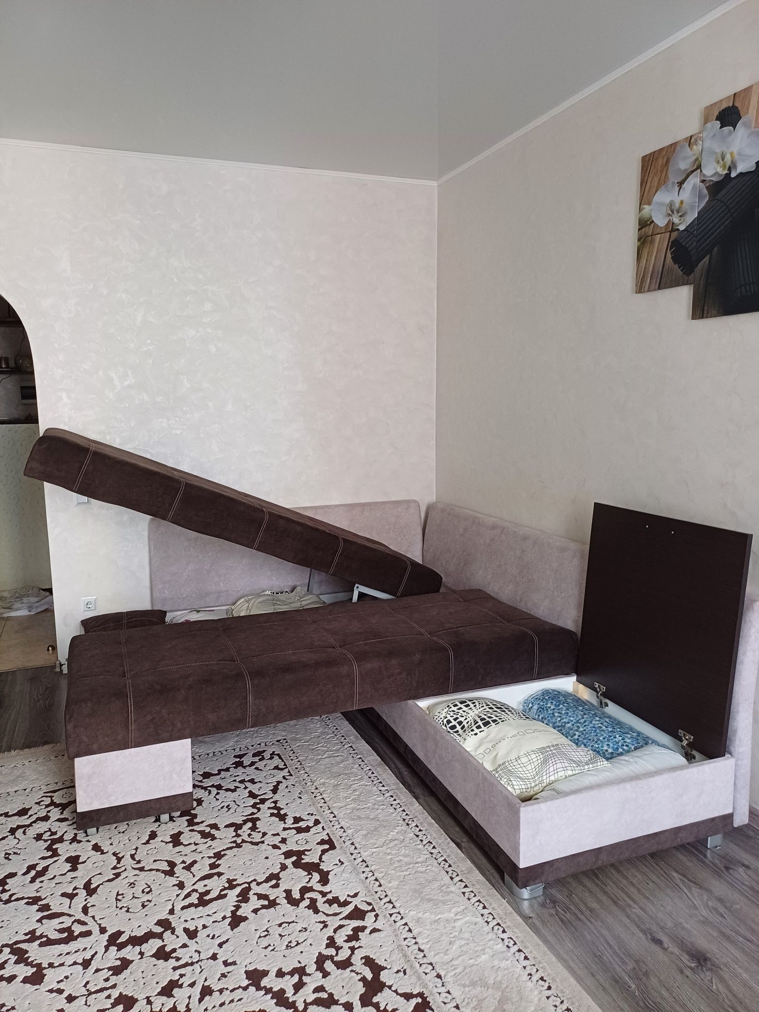 Диван кутовий з подушками