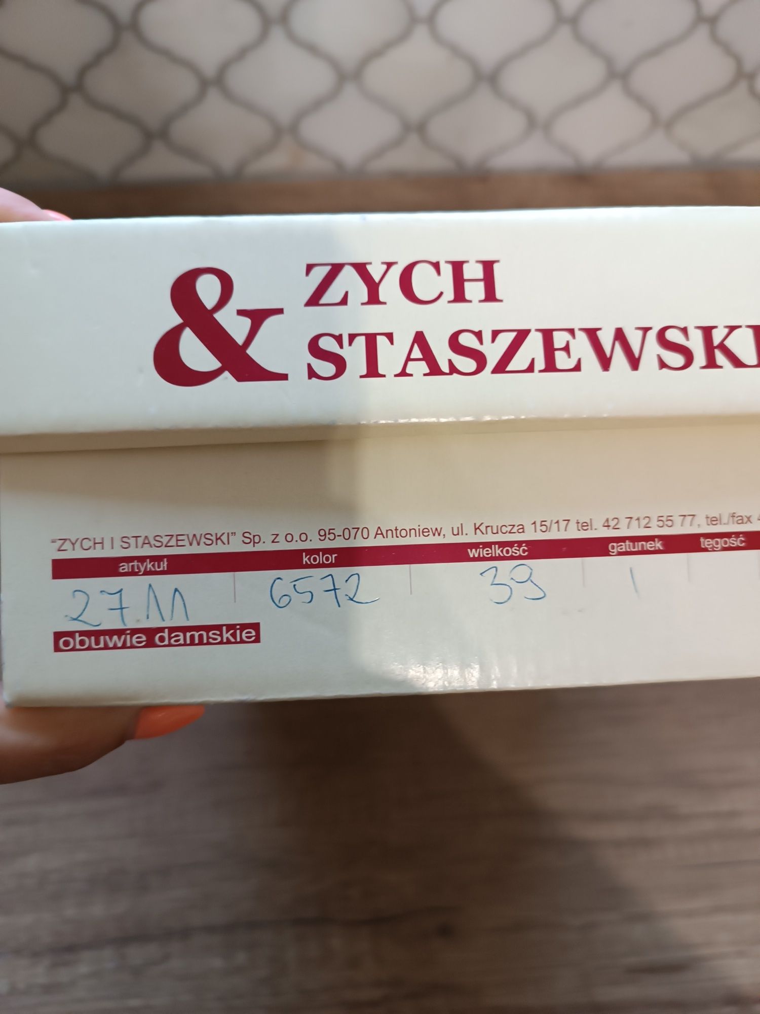 Sandały skórzane szerokie 39 nowe